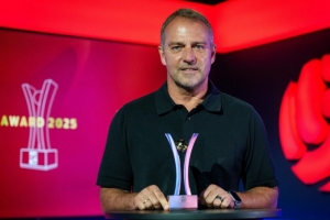 官方：弗里克荣获2025年图片报年度最佳教练奖